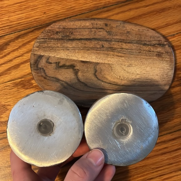 NWOT Beehive Salt & Pepper Shakers With Wooden Tray - Picture 4 of 5